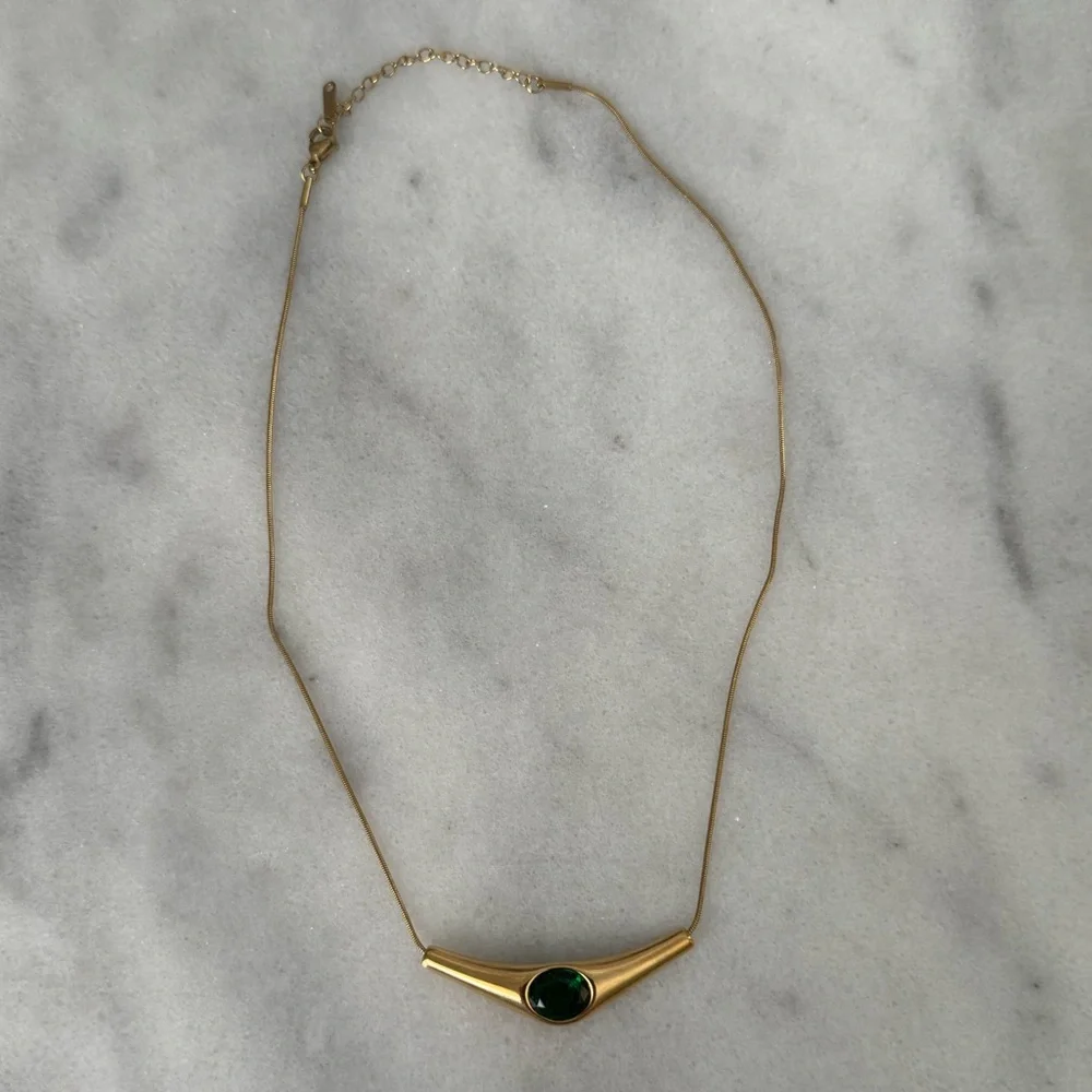 Gold Vintage Style Green Gem Necklace
Brand New
Gold Plated Stainless Steel - Picture 6 of 6